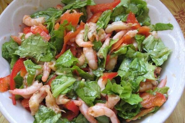 Jūros gėrybių salotos – sveikas patiekalas tiems, kurie laikosi dietos be glitimo